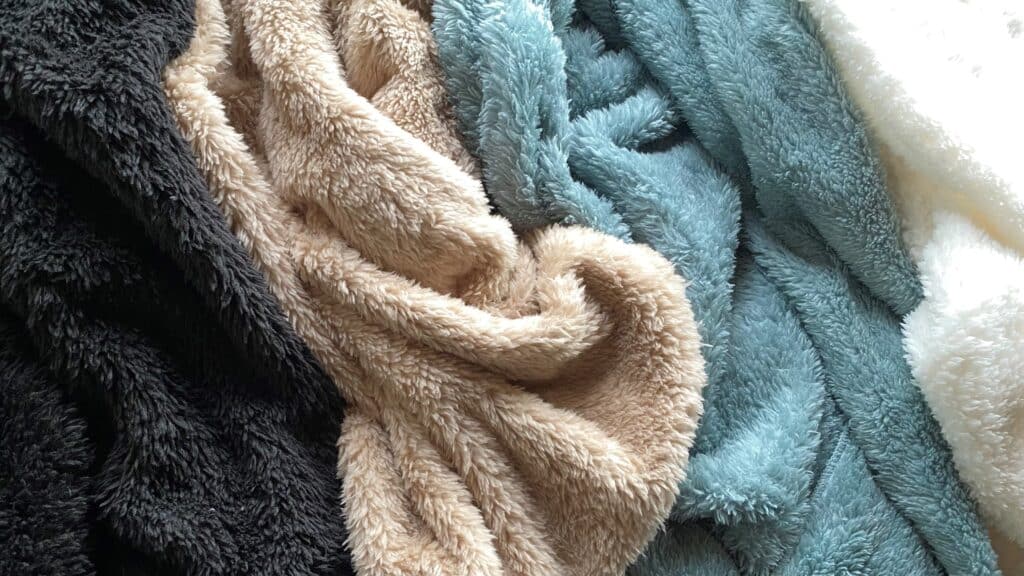 Tissu en peluche pour les vestes en pelucde de Blooming Vibes. Une marque de loungewear pour les femmes