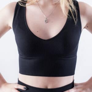 Femme portant un top plongeant en col V de couleur noir, design seamless